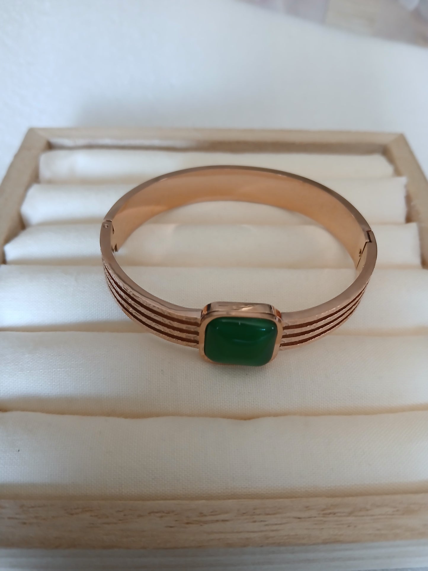 Green stone three band bracelete