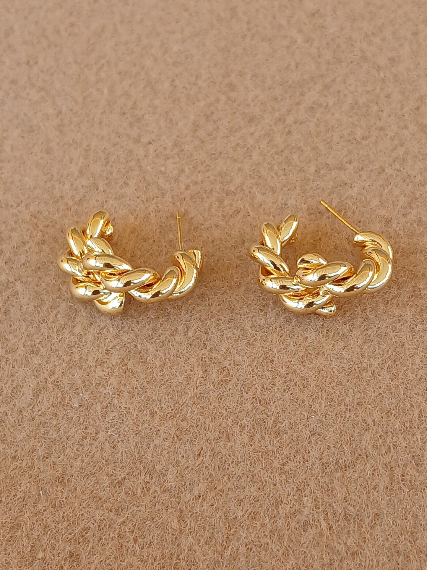 Twisted hoops earrings