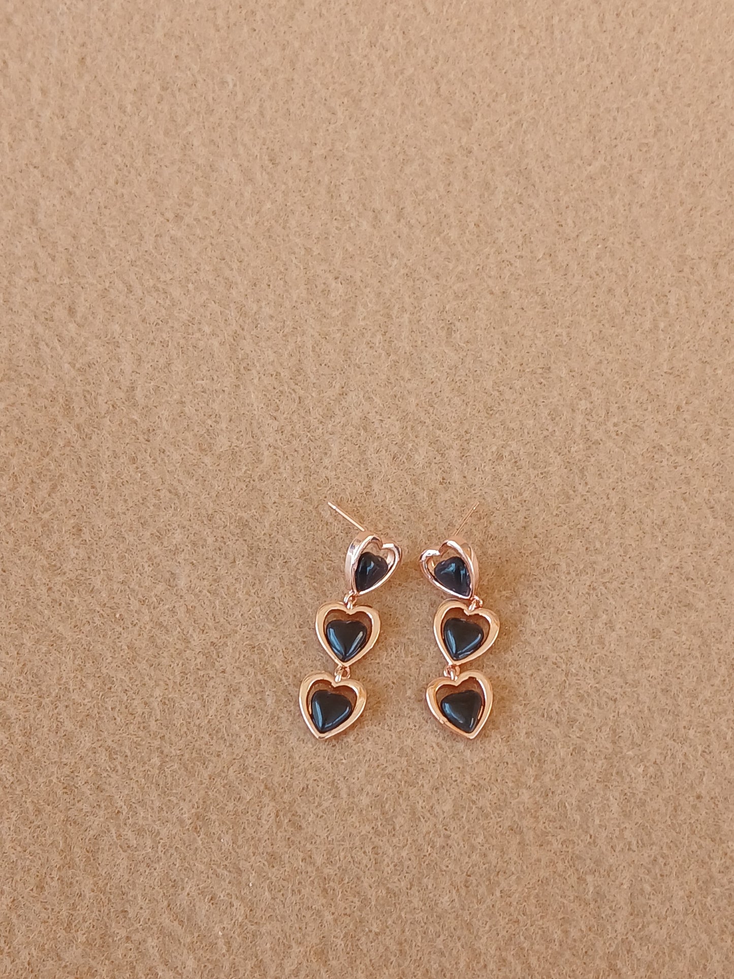 Trio Black Heart Dangle Earring