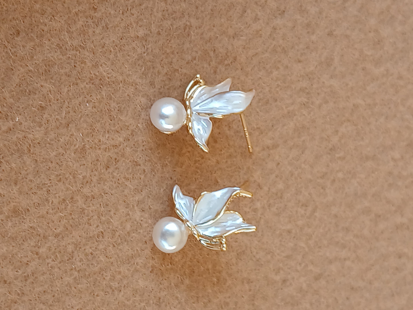 Pearl White Flower stud Earring