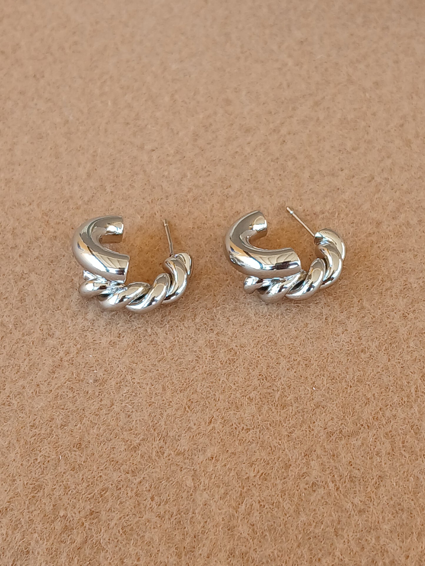 Half twist hoops |Silver