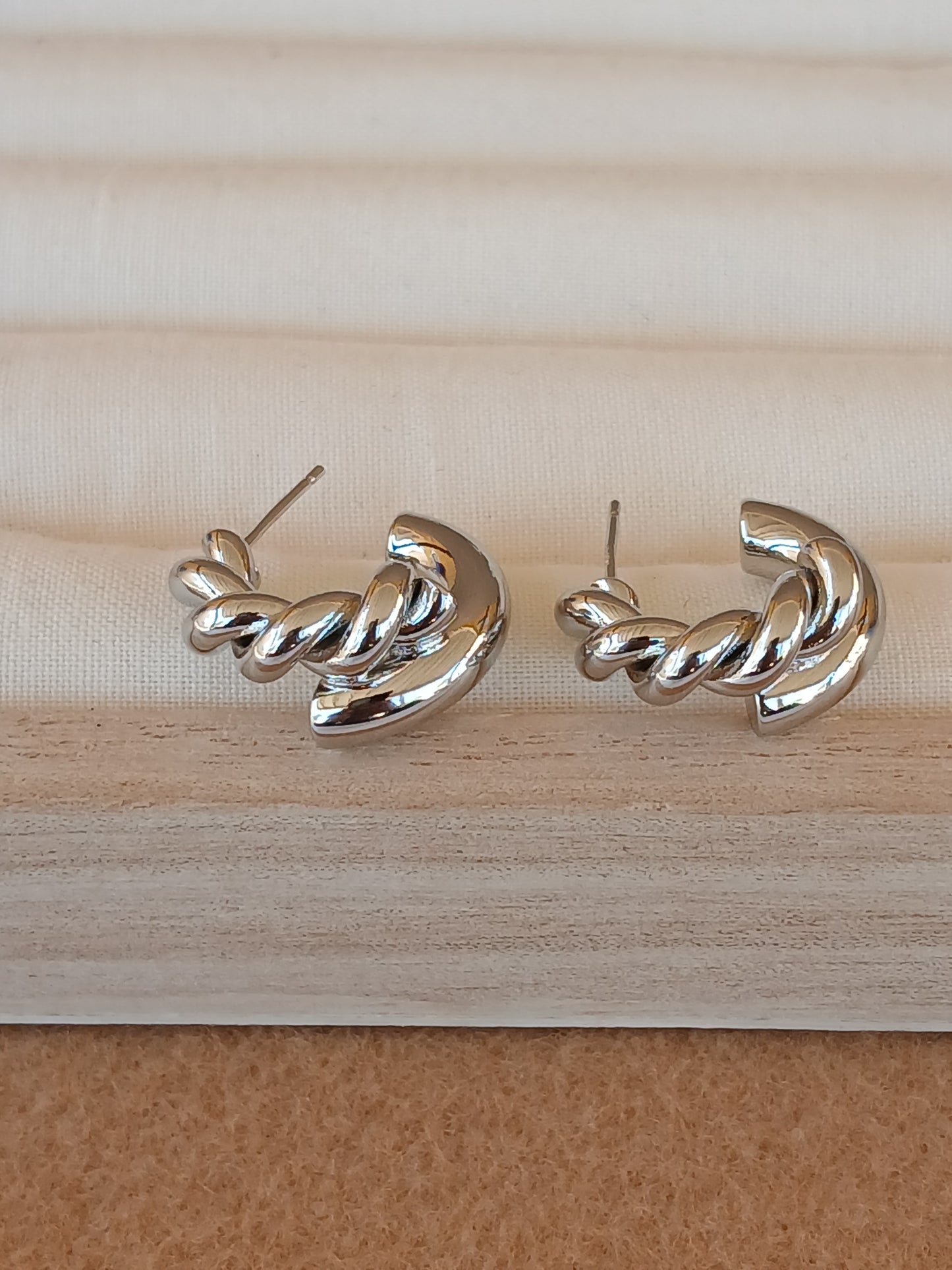 Half twist hoops |Silver