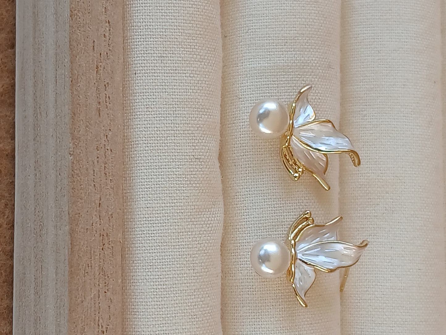 Pearl White Flower stud Earring