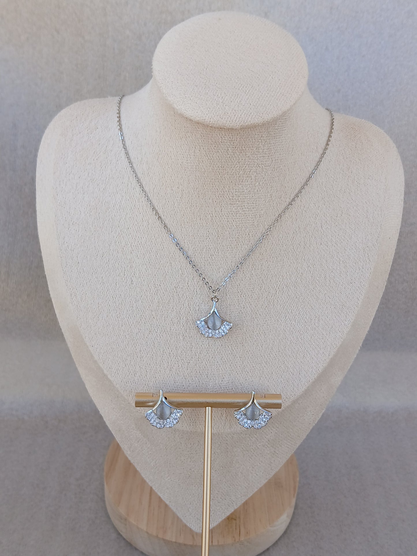 Teardrop gray pearl Fan necklace set