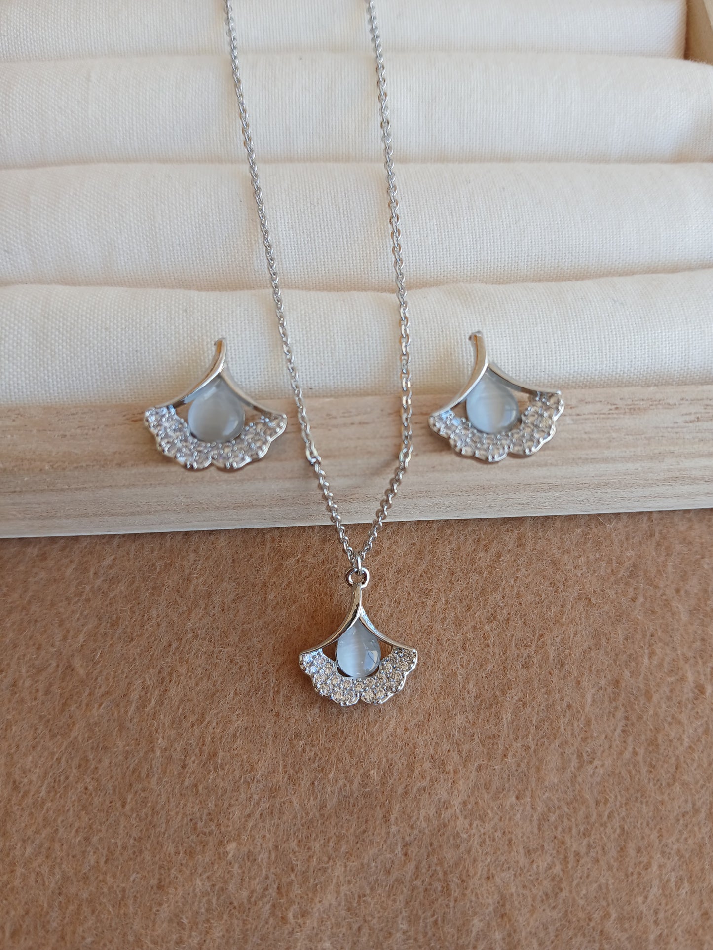 Teardrop gray pearl Fan necklace set