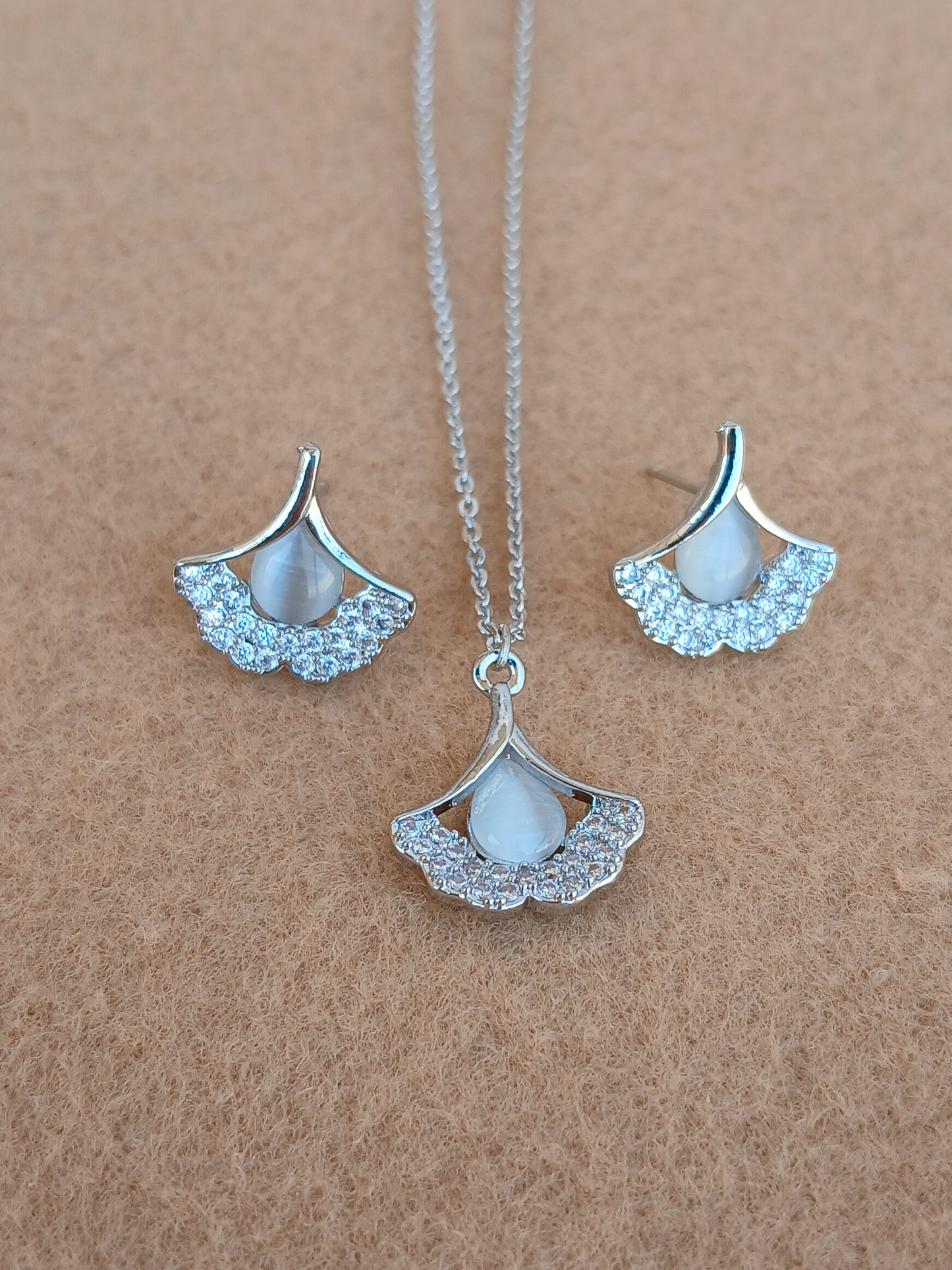 Teardrop gray pearl Fan necklace set