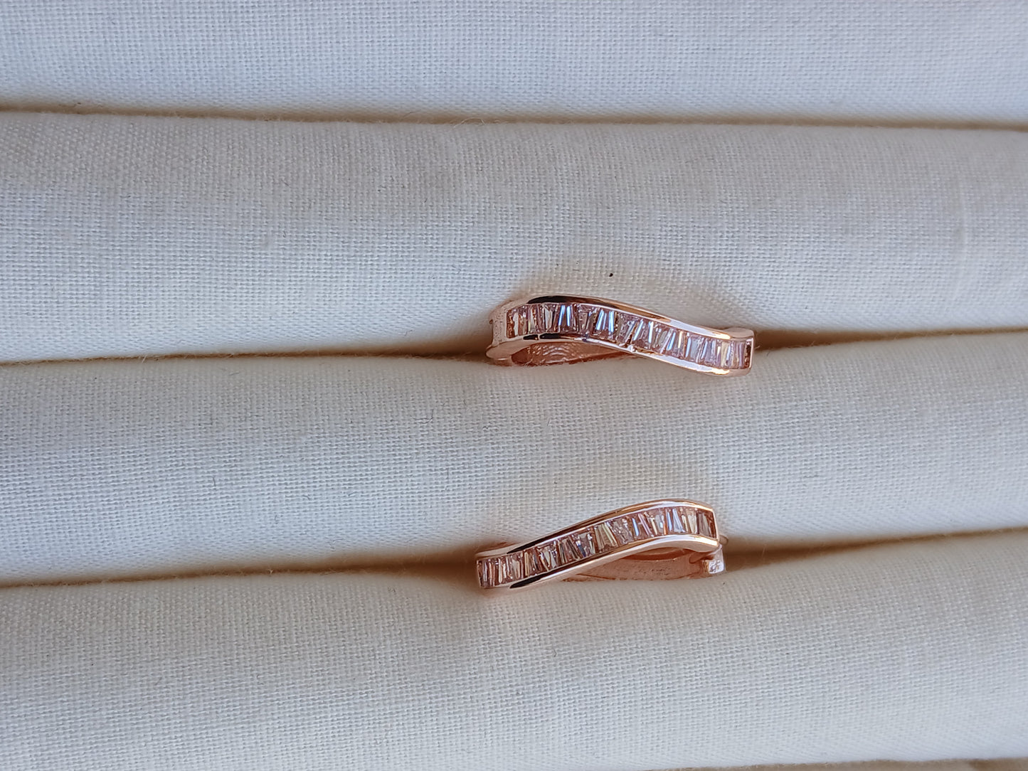 Wavy huggie | Rose gold