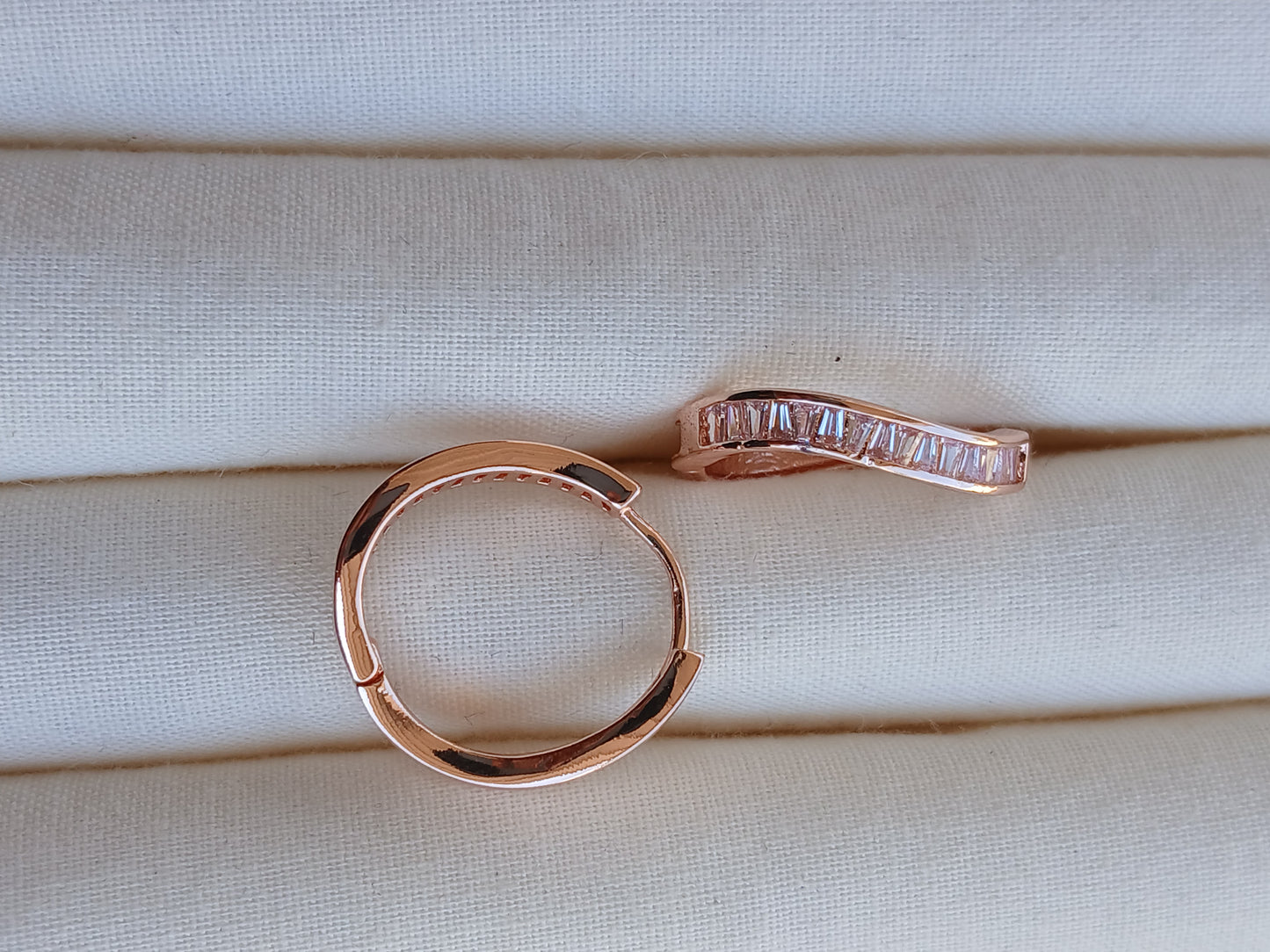 Wavy huggie | Rose gold