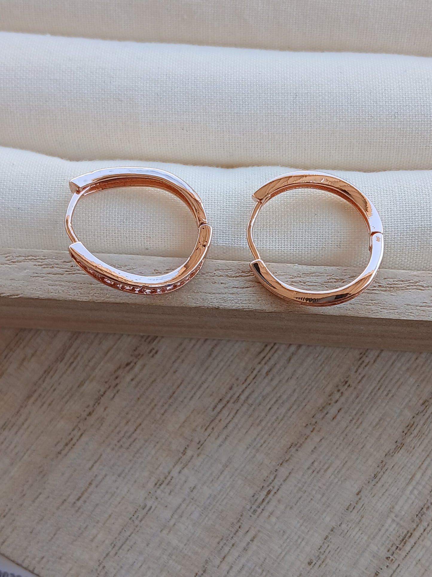 Wavy huggie | Rose gold