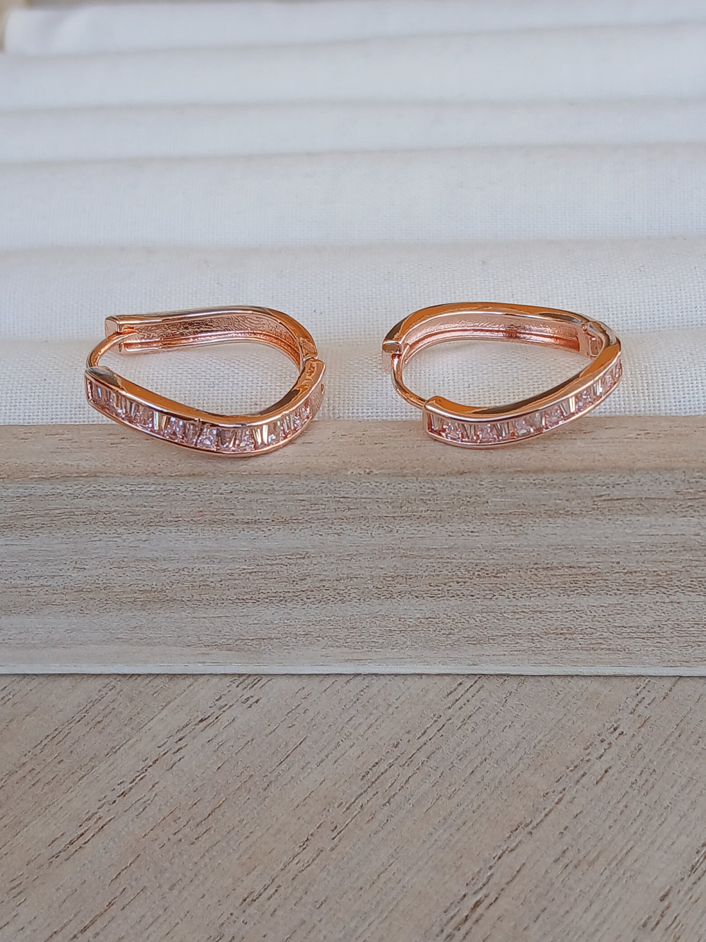 Wavy huggie | Rose gold