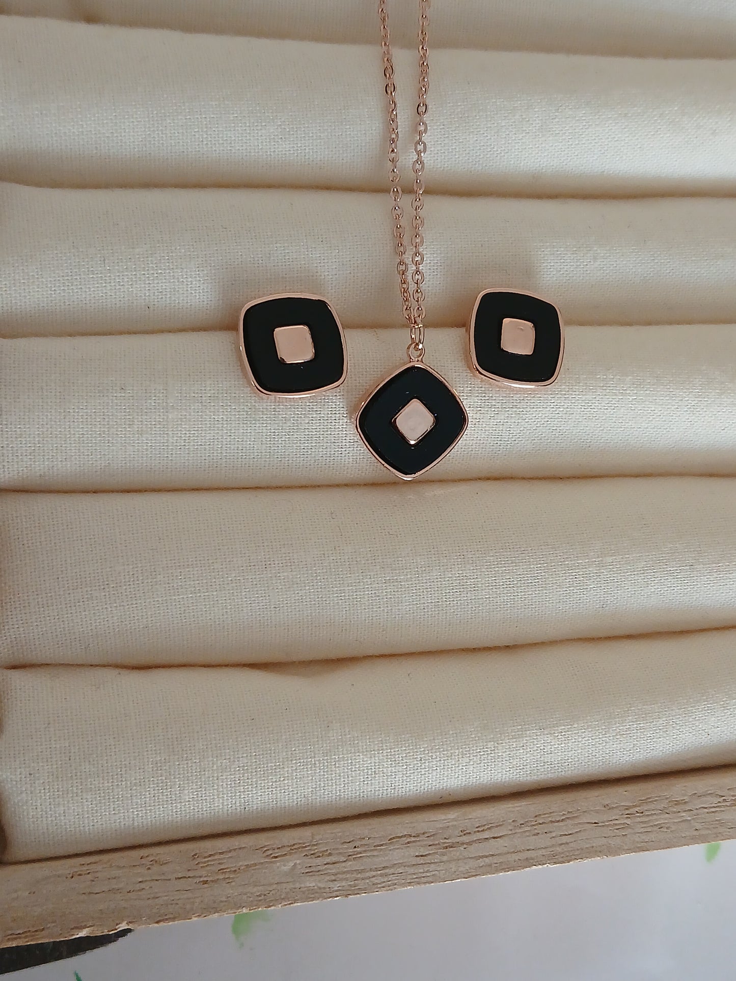 Rose gold square pendant set