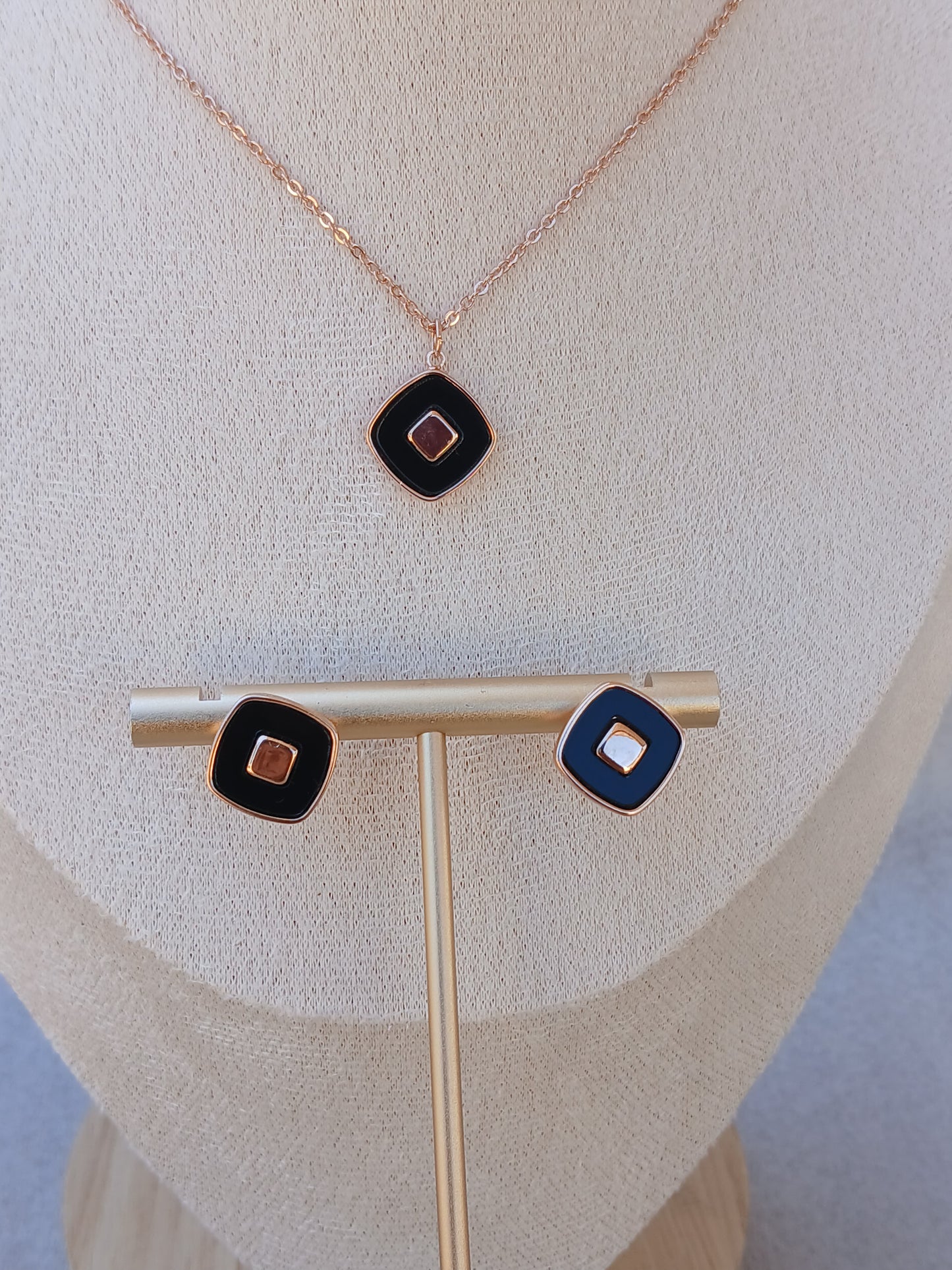 Rose gold square pendant set