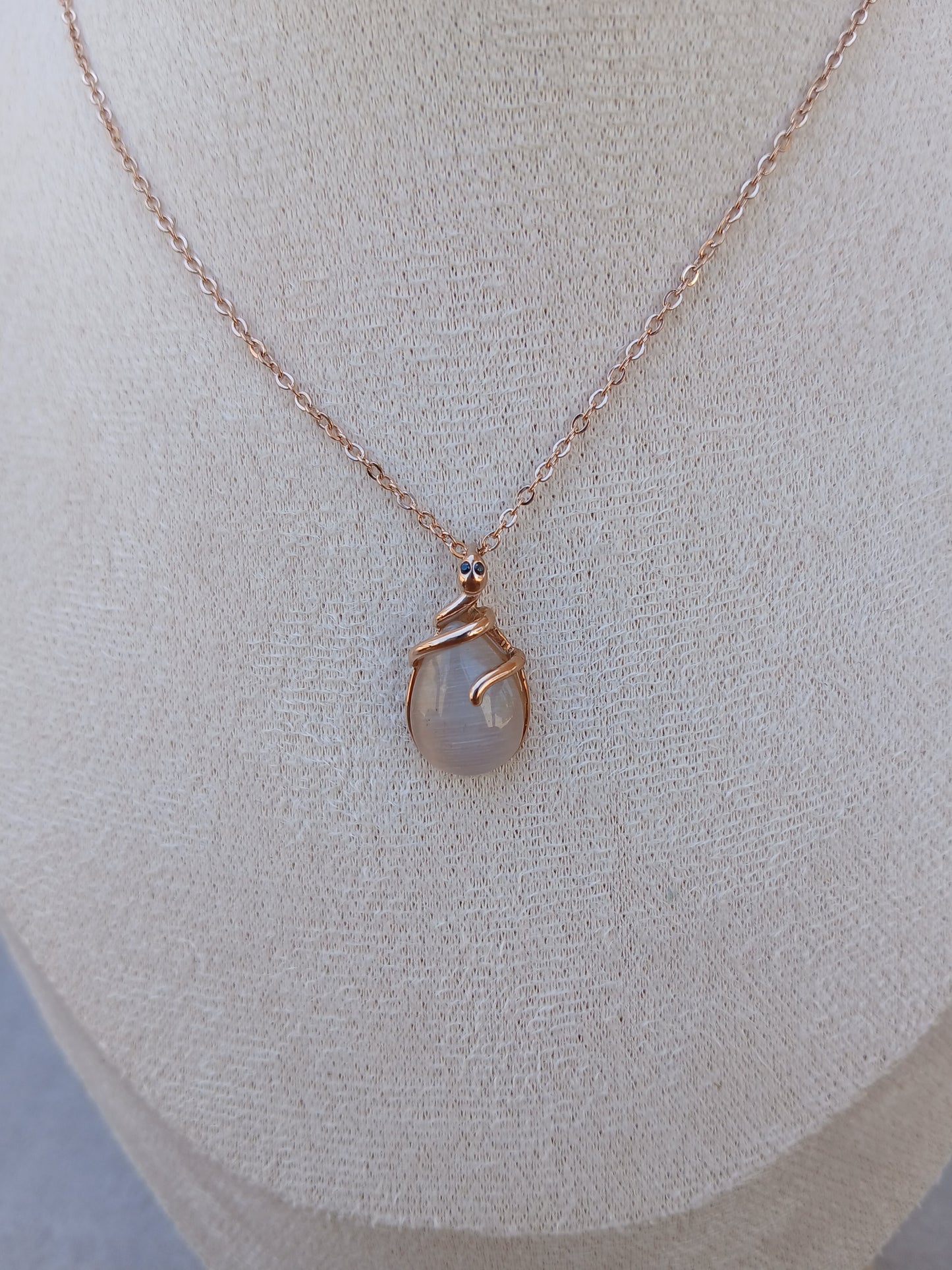 Teardrop pearl snake necklace