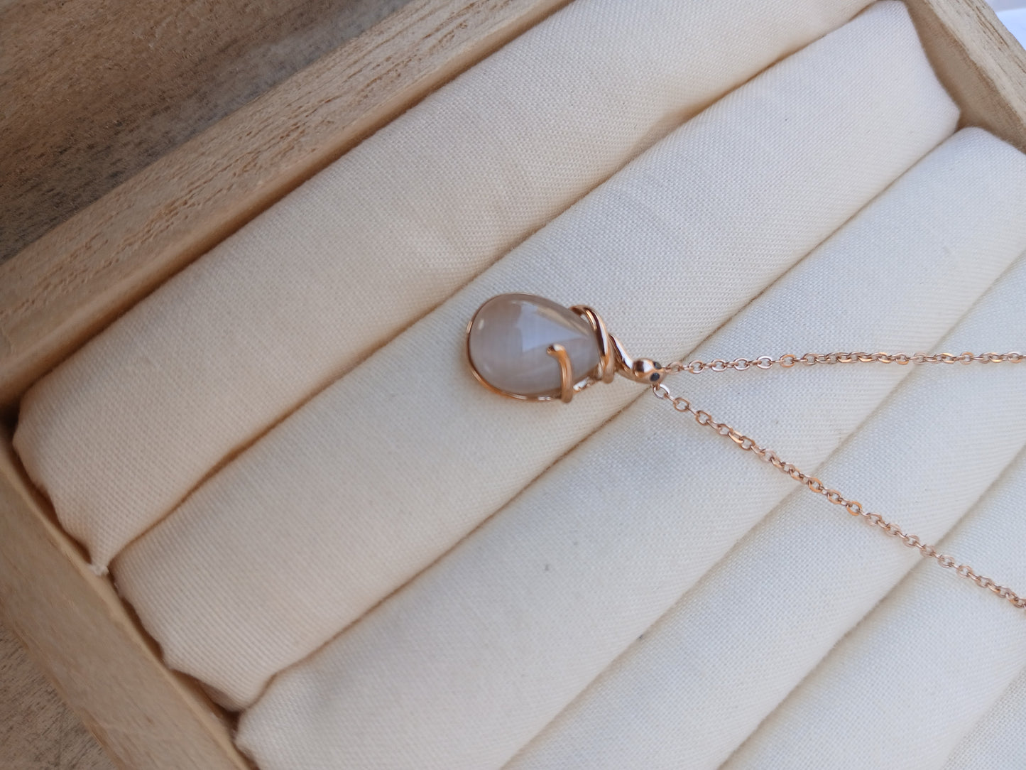 Teardrop pearl snake necklace