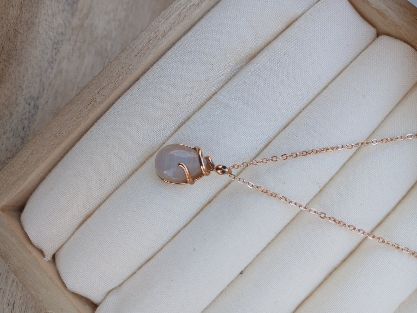 Teardrop pearl snake necklace