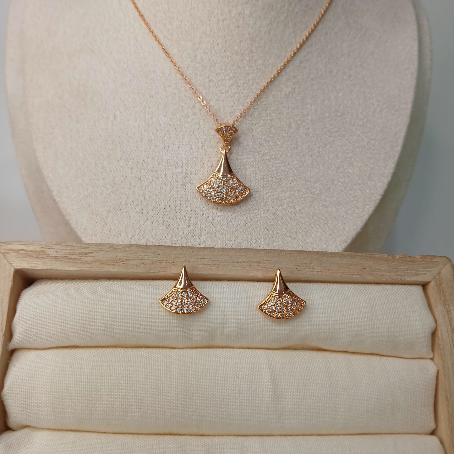 Zirconia Fan Pendant Necklace Set