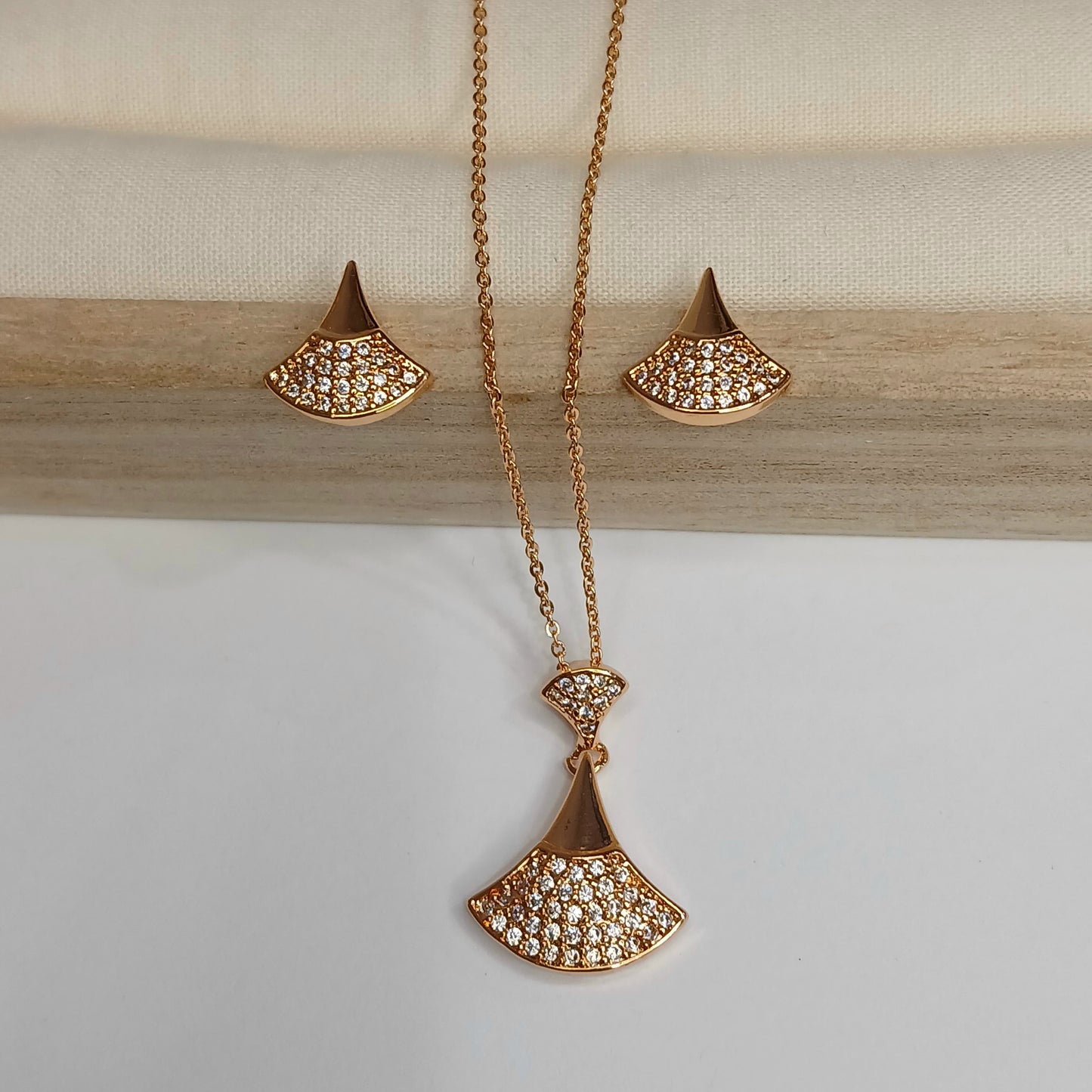 Zirconia Fan Pendant Necklace Set